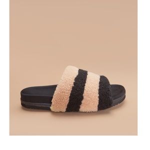 NWT ROAM Prism slipper slides